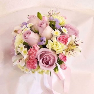 Букет невесты из хризантем и роз «Спасибо за любовь»
