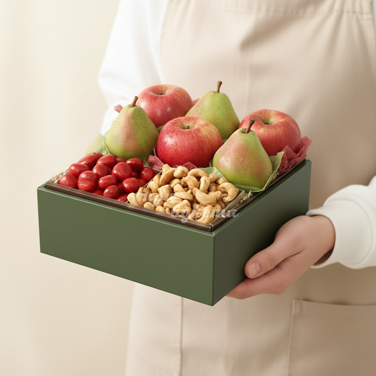 Коробочка с яблоками, грушами и орешками