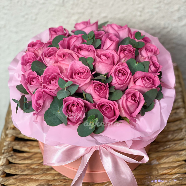 21 кенийская роза в коробке (на корзине)