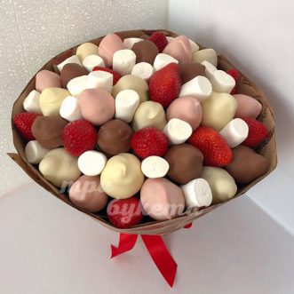 Букет из клубники в цветном шоколаде