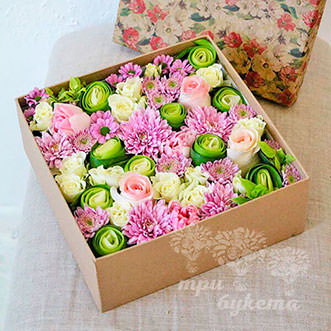 Розовые розы и хризантемы в коробке