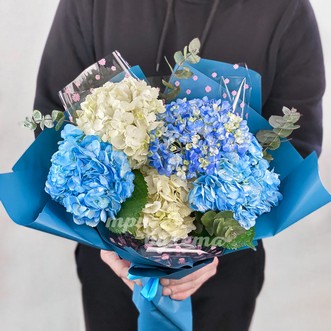 Букет из белых и голубых гортензий