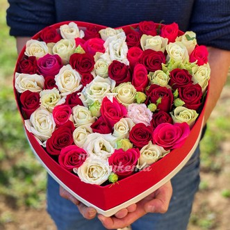 Сердце из разноцветных роз