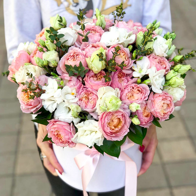 Композиция из 15 пионовидных роз