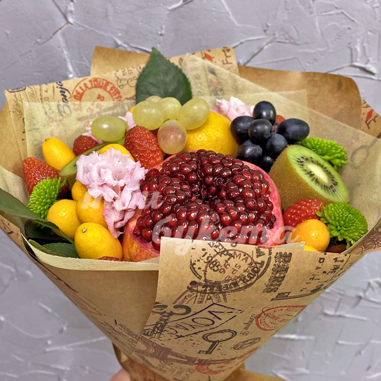 Букет из граната и кумкватов (крупный план)