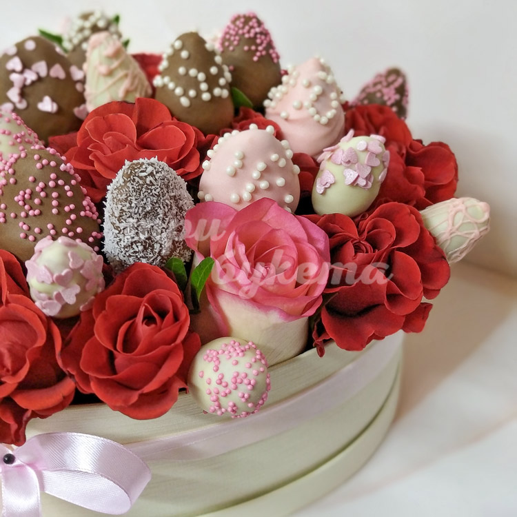 Коробка-сердце с клубникой и розами (крупный план)