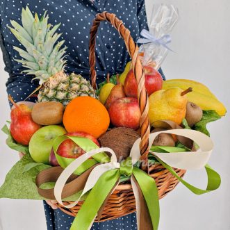 Кокос, груши и яблоки в корзине