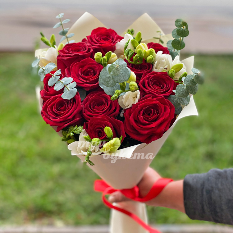 Розы и фрезии на день влюбленных