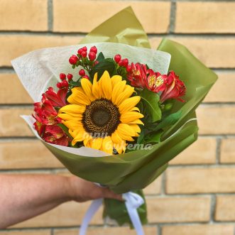 Букет из красных альстромерий с подсолнухом