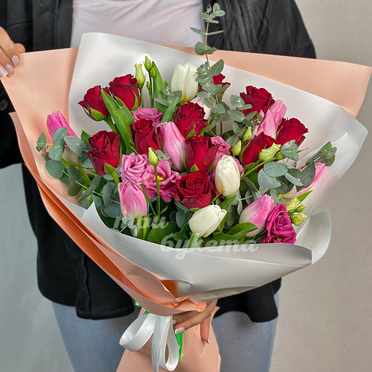 Букет из роз, тюльпанов и эвкалипта (крупный план)