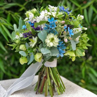 Букет невесты из маттиолы и нигеллы