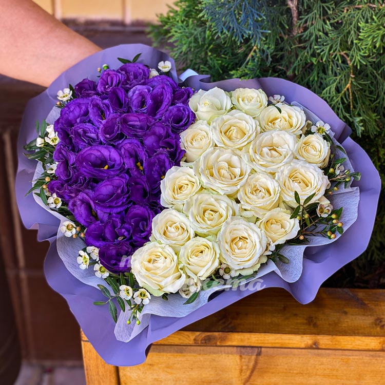 Коробка-сердце с розами и эустомами