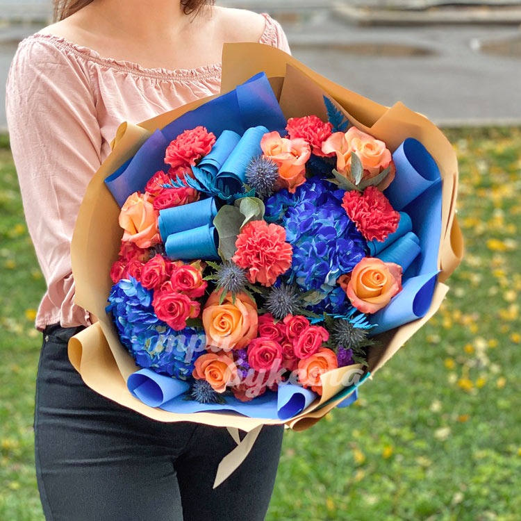 Синие гортензии и розовые гвоздики