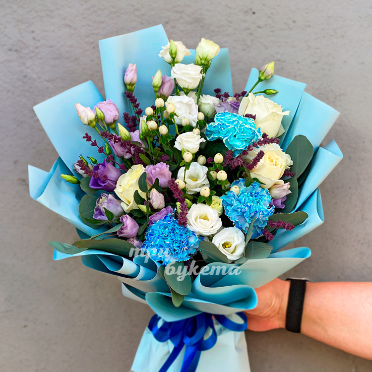 Букет голубых гвоздик с эустомами (на фоне серой стены)