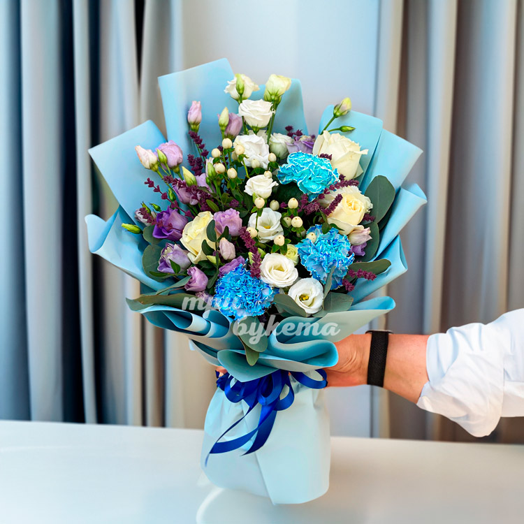 Букет голубых гвоздик с эустомами