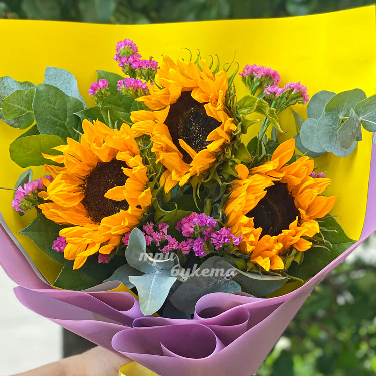 Яркий букет из 3 подсолнухов (крупный план)