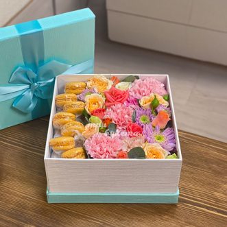 Макаруны с гвоздиками и розами в коробке Макаруны с гвоздиками и розами в коробке