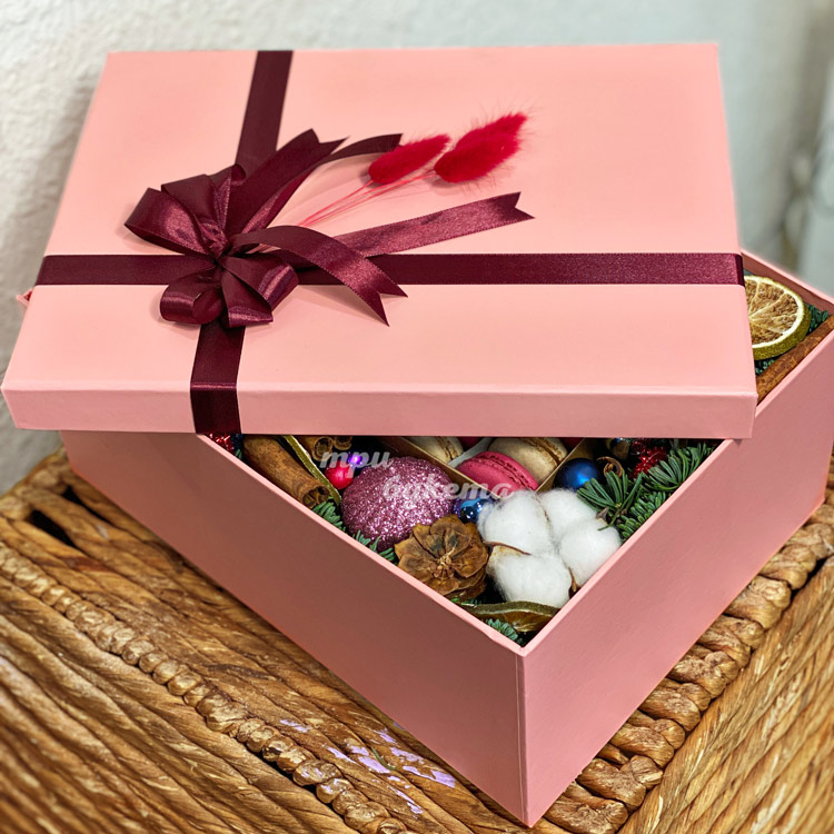 Яркий новогодний подарок с макарунами (в закрытой коробке сбоку)