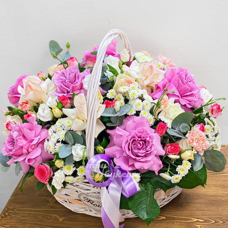 Корзина французских роз, хризантем и эустом (крупный план)