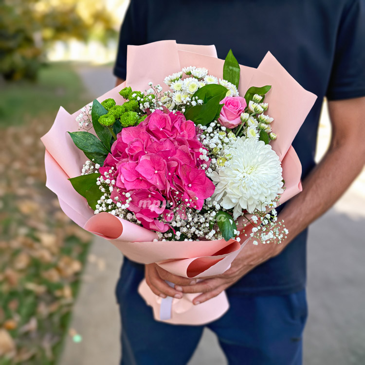Розовый букет из хризантем и гортензии