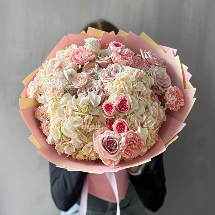 Нежный букет гортензий, роз и гвоздик (вид сверху)