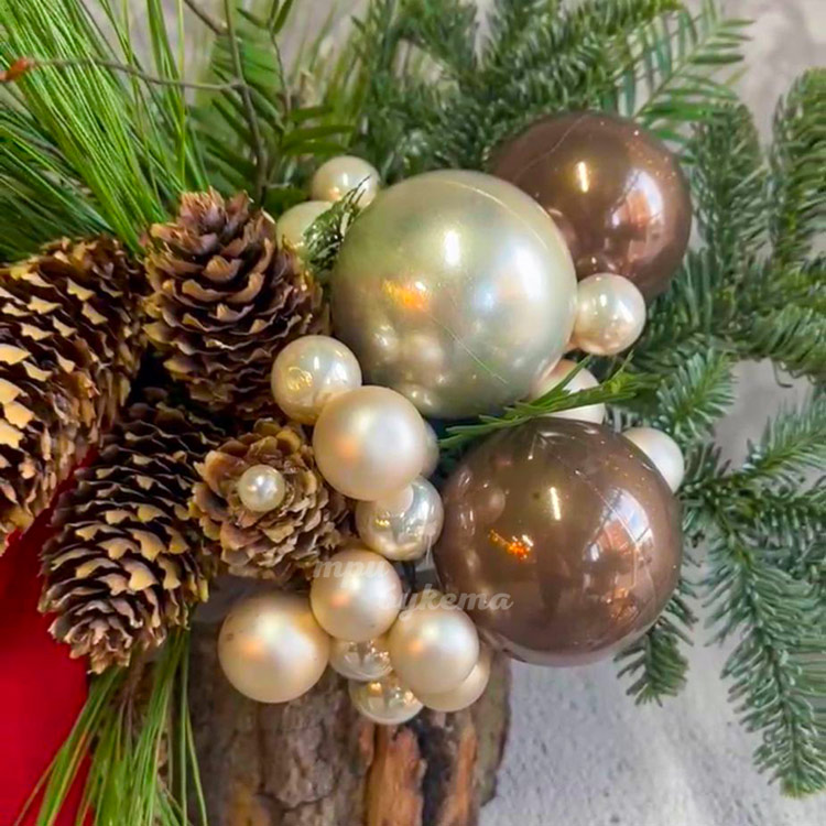 Кашпо с шариками, шишками и хвоей (крупный план на шарики)