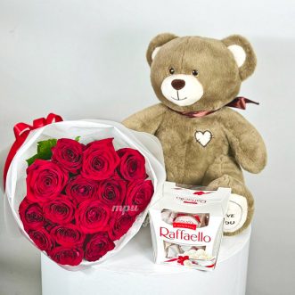 Набор из мягкой игрушки, конфет и 15 красных роз